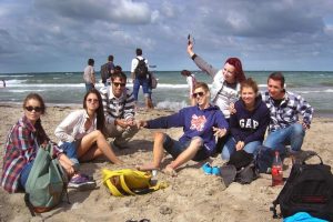adolescents sur la plage en vacances pour un séjour linguistique à l'étranger