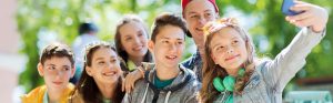 adolescents se prennent en photo en vacances pour séjour linguistique